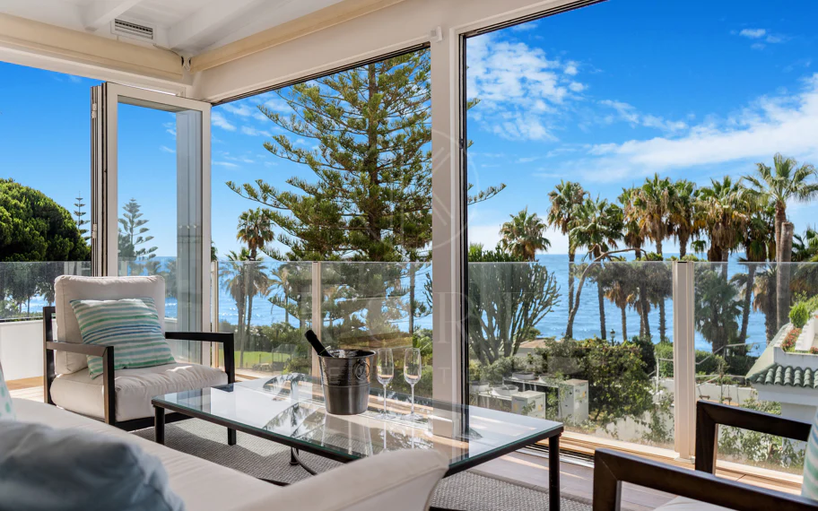 Hermosa playa de primera línea, casa de cuatro dormitorios en la prestigiosa comunidad de Marbellamar, en Marbella Milla de Oro