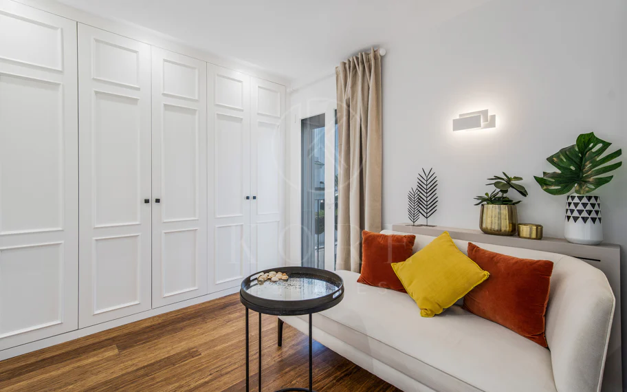 Hermosa playa de primera línea, casa de cuatro dormitorios en la prestigiosa comunidad de Marbellamar, en Marbella Milla de Oro