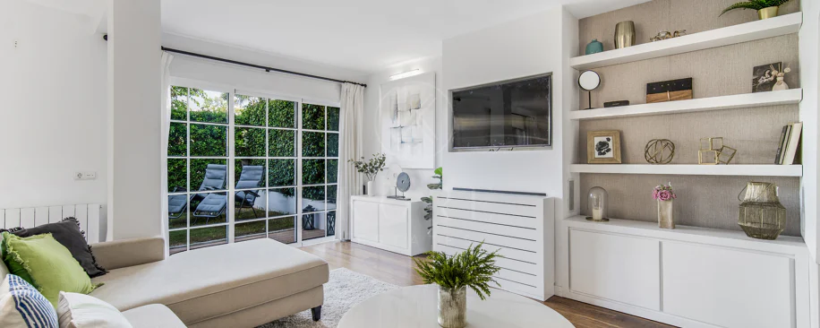 Hermosa playa de primera línea, casa de cuatro dormitorios en la prestigiosa comunidad de Marbellamar, en Marbella Milla de Oro