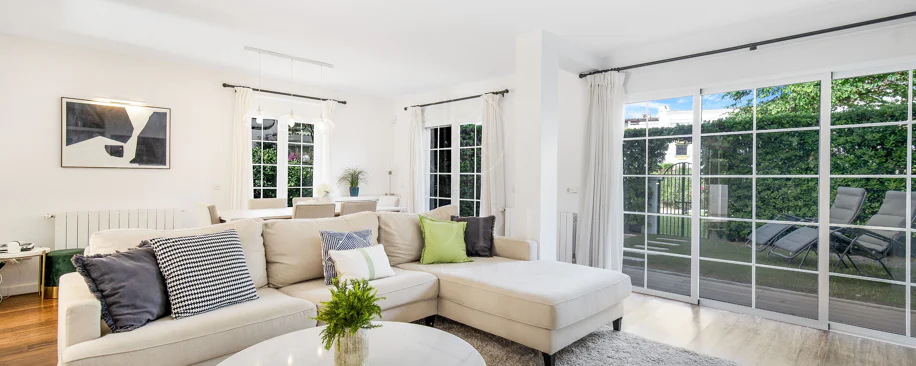 Hermosa playa de primera línea, casa de cuatro dormitorios en la prestigiosa comunidad de Marbellamar, en Marbella Milla de Oro