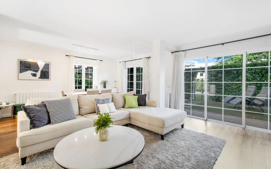 Hermosa playa de primera línea, casa de cuatro dormitorios en la prestigiosa comunidad de Marbellamar, en Marbella Milla de Oro