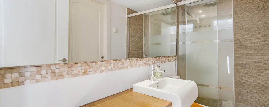 Hermosa playa de primera línea, casa de cuatro dormitorios en la prestigiosa comunidad de Marbellamar, en Marbella Milla de Oro