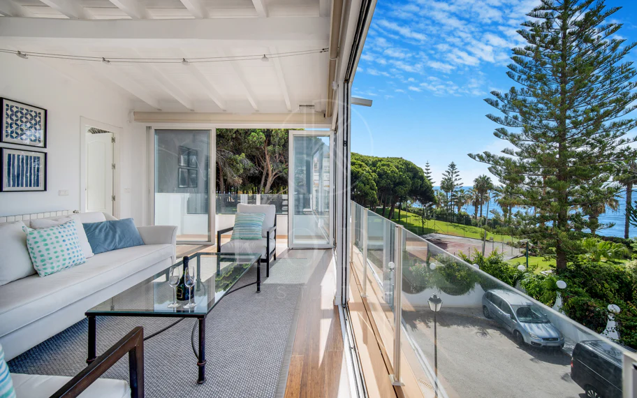 Hermosa playa de primera línea, casa de cuatro dormitorios en la prestigiosa comunidad de Marbellamar, en Marbella Milla de Oro