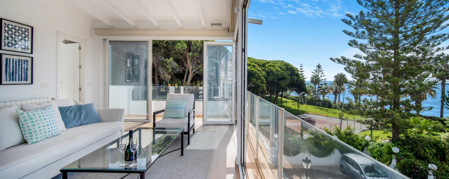 Hermosa playa de primera línea, casa de cuatro dormitorios en la prestigiosa comunidad de Marbellamar, en Marbella Milla de Oro