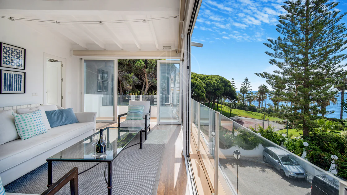 Hermosa playa de primera línea, casa de cuatro dormitorios en la prestigiosa comunidad de Marbellamar, en Marbella Milla de Oro
