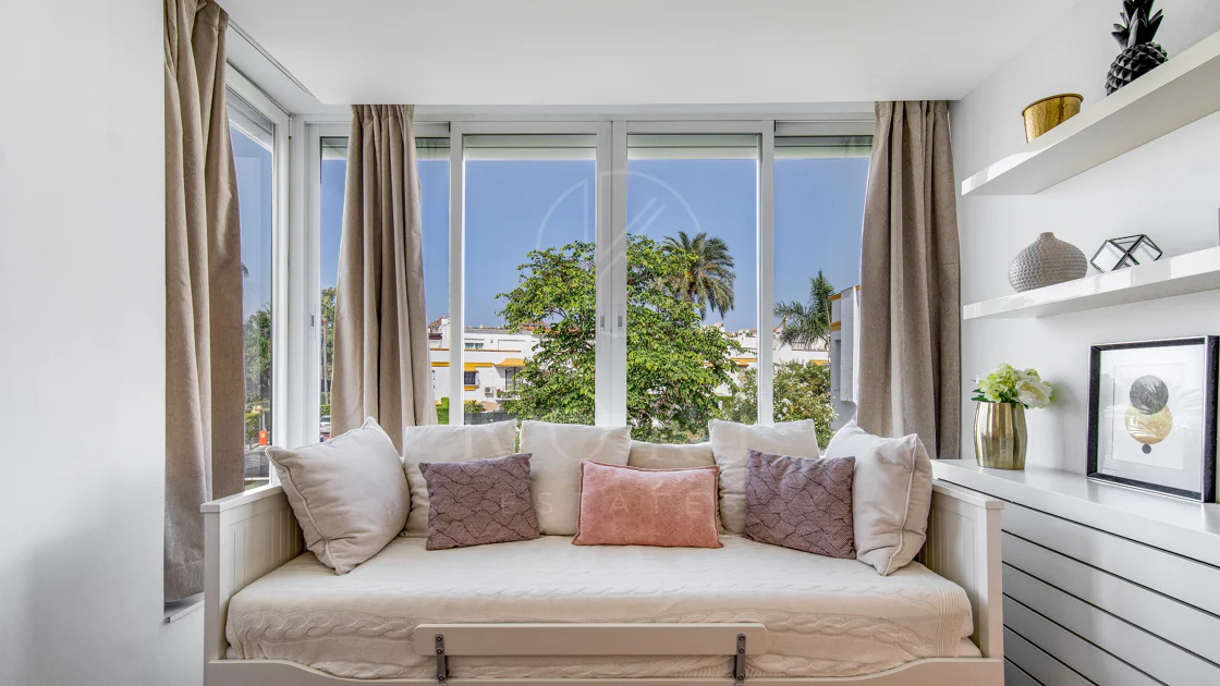 Hermosa playa de primera línea, casa de cuatro dormitorios en la prestigiosa comunidad de Marbellamar, en Marbella Milla de Oro
