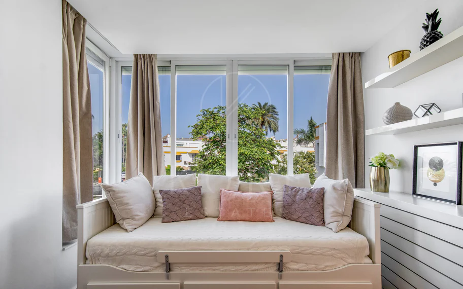 Hermosa playa de primera línea, casa de cuatro dormitorios en la prestigiosa comunidad de Marbellamar, en Marbella Milla de Oro