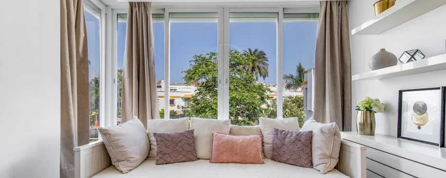 Hermosa playa de primera línea, casa de cuatro dormitorios en la prestigiosa comunidad de Marbellamar, en Marbella Milla de Oro