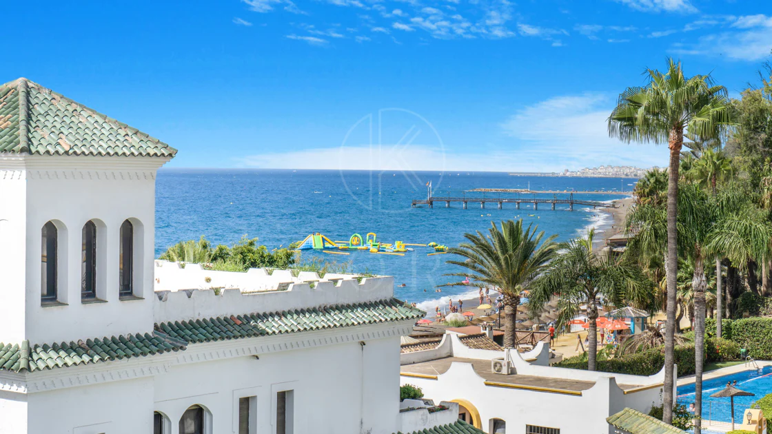 Hermosa playa de primera línea, casa de cuatro dormitorios en la prestigiosa comunidad de Marbellamar, en Marbella Milla de Oro