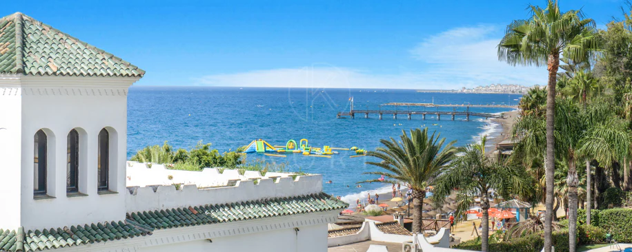 Hermosa playa de primera línea, casa de cuatro dormitorios en la prestigiosa comunidad de Marbellamar, en Marbella Milla de Oro