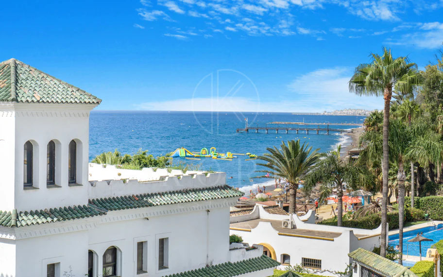 Hermosa playa de primera línea, casa de cuatro dormitorios en la prestigiosa comunidad de Marbellamar, en Marbella Milla de Oro