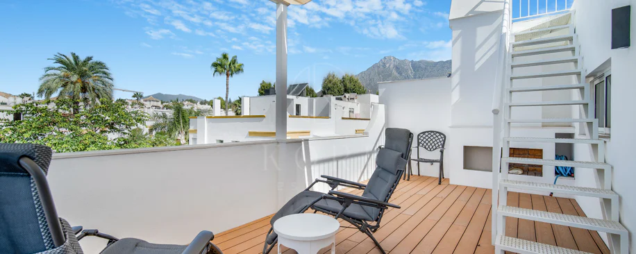 Hermosa playa de primera línea, casa de cuatro dormitorios en la prestigiosa comunidad de Marbellamar, en Marbella Milla de Oro