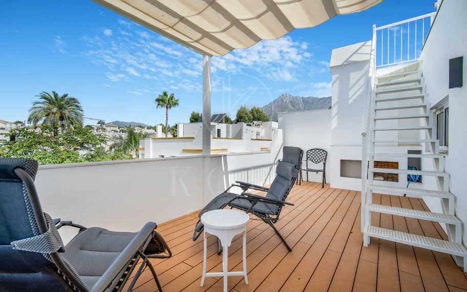 Hermosa playa de primera línea, casa de cuatro dormitorios en la prestigiosa comunidad de Marbellamar, en Marbella Milla de Oro
