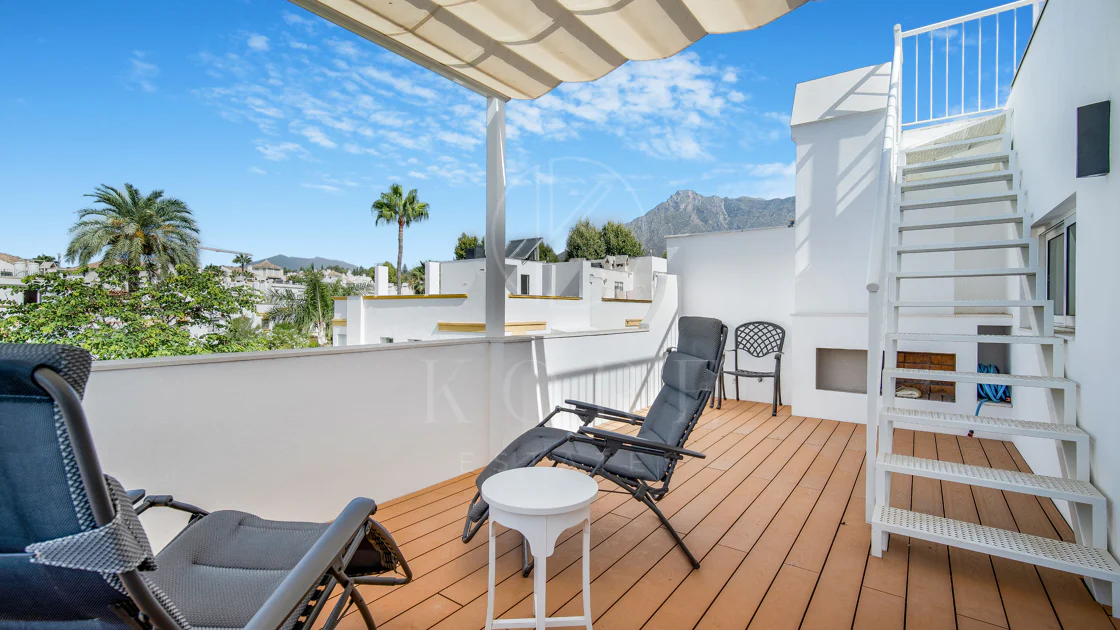 Hermosa playa de primera línea, casa de cuatro dormitorios en la prestigiosa comunidad de Marbellamar, en Marbella Milla de Oro