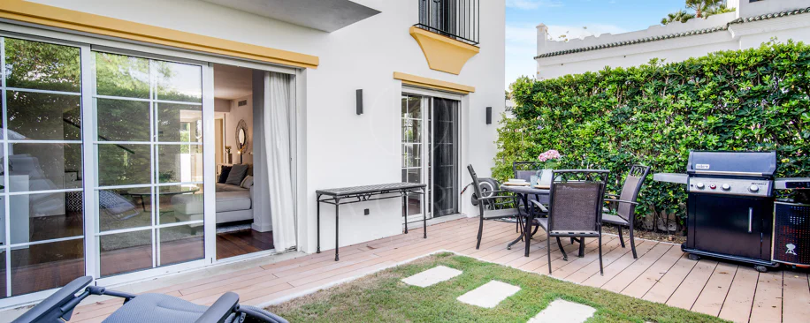 Hermosa playa de primera línea, casa de cuatro dormitorios en la prestigiosa comunidad de Marbellamar, en Marbella Milla de Oro