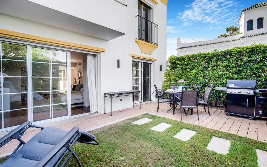 Hermosa playa de primera línea, casa de cuatro dormitorios en la prestigiosa comunidad de Marbellamar, en Marbella Milla de Oro