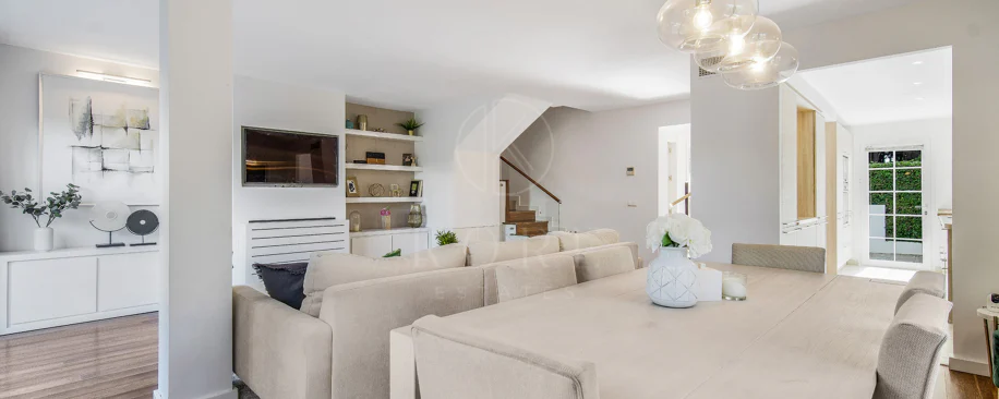 Hermosa playa de primera línea, casa de cuatro dormitorios en la prestigiosa comunidad de Marbellamar, en Marbella Milla de Oro