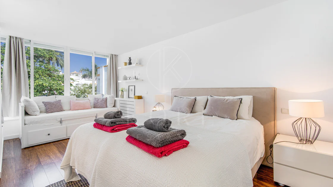 Hermosa playa de primera línea, casa de cuatro dormitorios en la prestigiosa comunidad de Marbellamar, en Marbella Milla de Oro