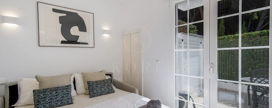 Hermosa playa de primera línea, casa de cuatro dormitorios en la prestigiosa comunidad de Marbellamar, en Marbella Milla de Oro