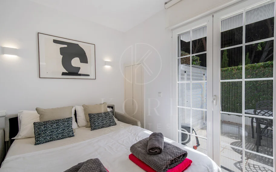 Hermosa playa de primera línea, casa de cuatro dormitorios en la prestigiosa comunidad de Marbellamar, en Marbella Milla de Oro