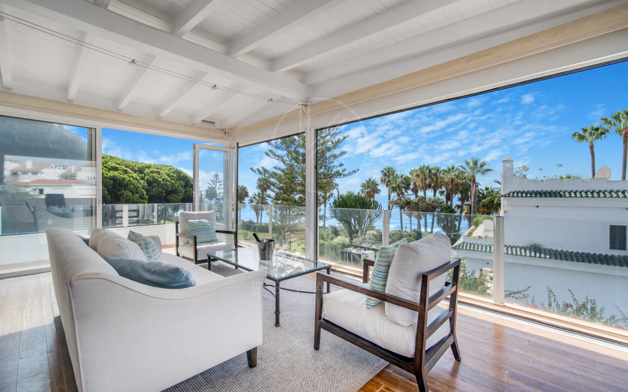 Hermosa playa de primera línea, casa de cuatro dormitorios en la prestigiosa comunidad de Marbellamar, en Marbella Milla de Oro