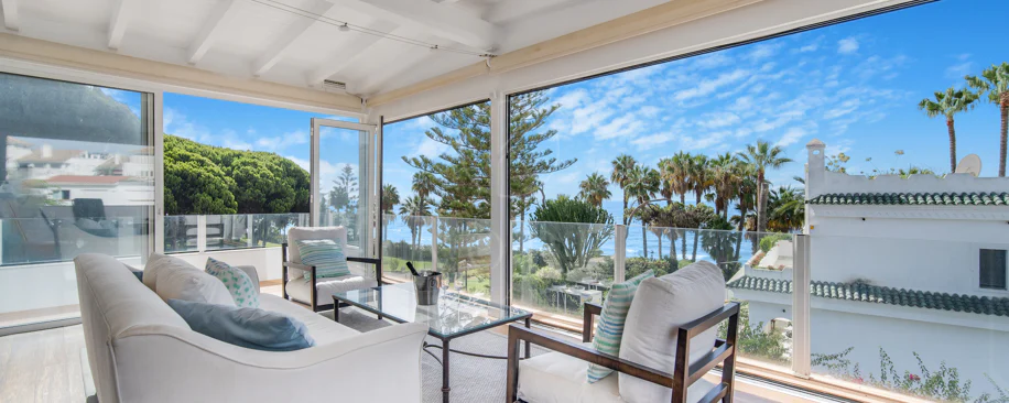 Hermosa playa de primera línea, casa de cuatro dormitorios en la prestigiosa comunidad de Marbellamar, en Marbella Milla de Oro