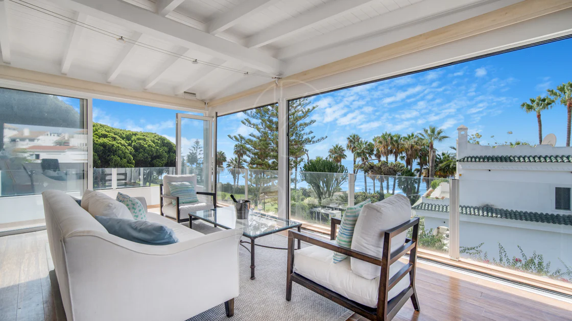 Hermosa playa de primera línea, casa de cuatro dormitorios en la prestigiosa comunidad de Marbellamar, en Marbella Milla de Oro