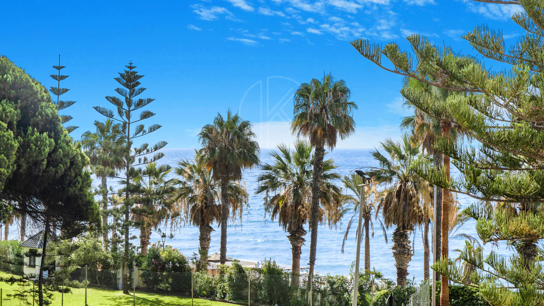 Hermosa playa de primera línea, casa de cuatro dormitorios en la prestigiosa comunidad de Marbellamar, en Marbella Milla de Oro