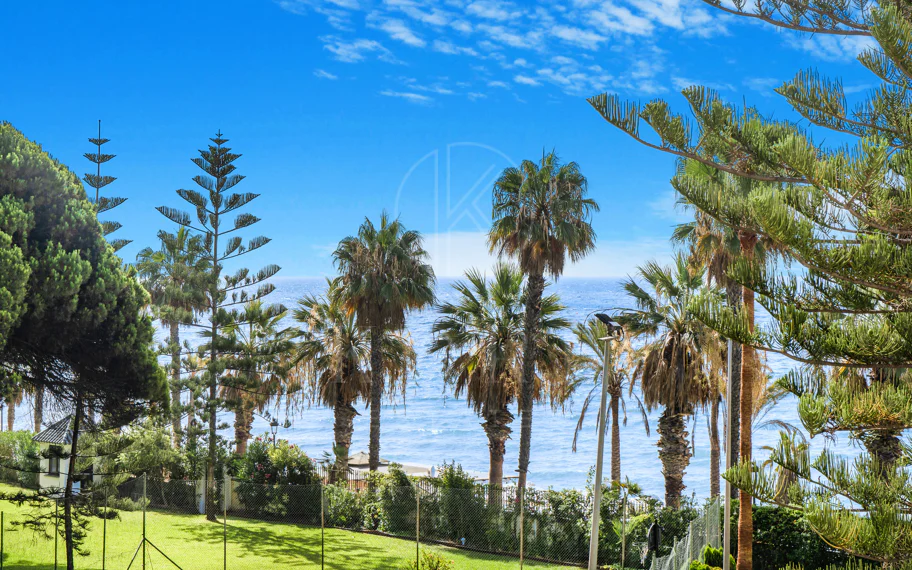 Hermosa playa de primera línea, casa de cuatro dormitorios en la prestigiosa comunidad de Marbellamar, en Marbella Milla de Oro