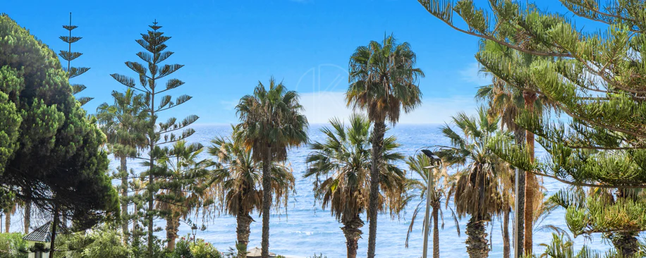 Hermosa playa de primera línea, casa de cuatro dormitorios en la prestigiosa comunidad de Marbellamar, en Marbella Milla de Oro