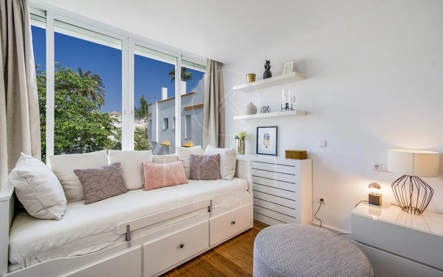 Hermosa playa de primera línea, casa de cuatro dormitorios en la prestigiosa comunidad de Marbellamar, en Marbella Milla de Oro