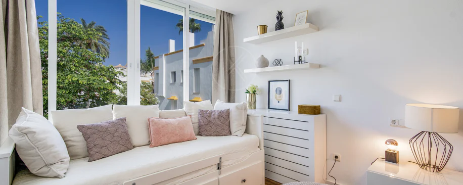 Hermosa playa de primera línea, casa de cuatro dormitorios en la prestigiosa comunidad de Marbellamar, en Marbella Milla de Oro