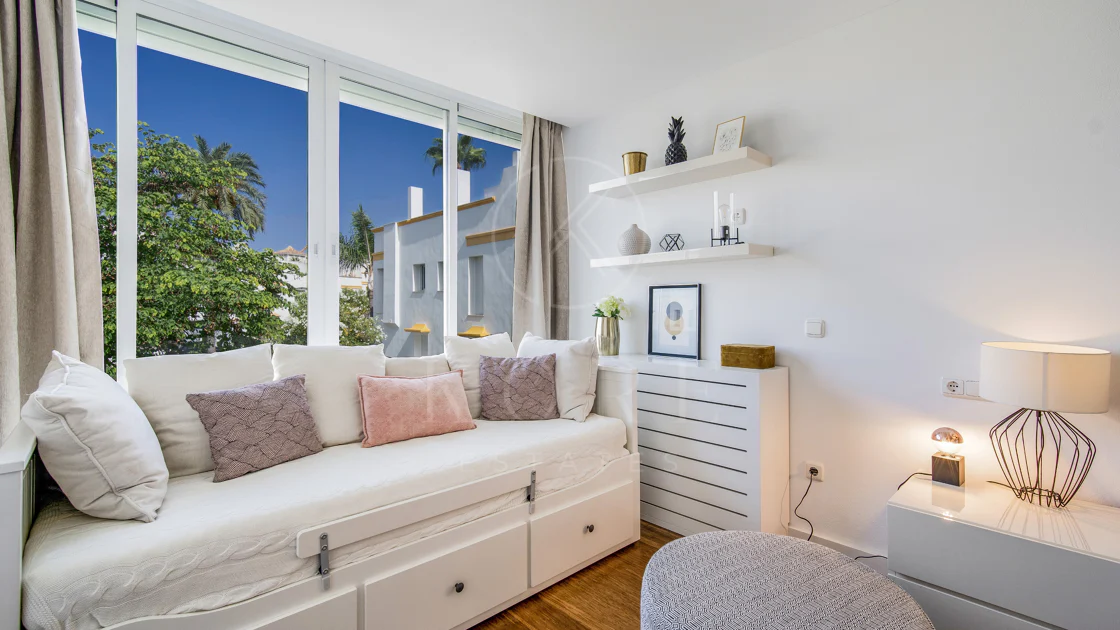 Hermosa playa de primera línea, casa de cuatro dormitorios en la prestigiosa comunidad de Marbellamar, en Marbella Milla de Oro