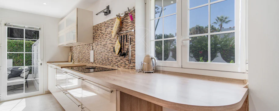 Hermosa playa de primera línea, casa de cuatro dormitorios en la prestigiosa comunidad de Marbellamar, en Marbella Milla de Oro