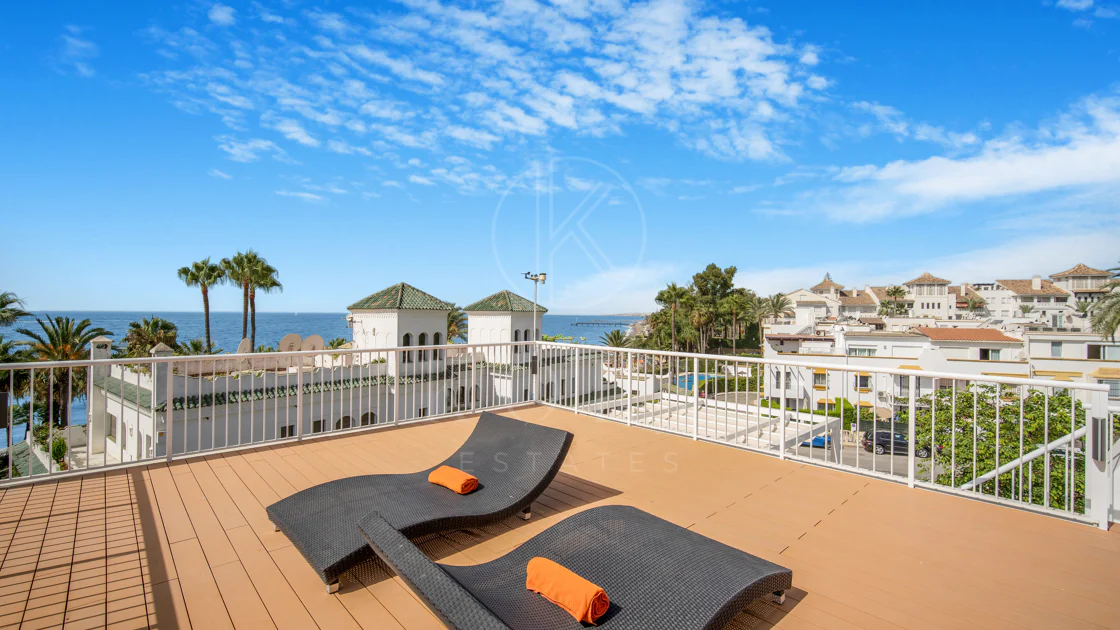 Hermosa playa de primera línea, casa de cuatro dormitorios en la prestigiosa comunidad de Marbellamar, en Marbella Milla de Oro