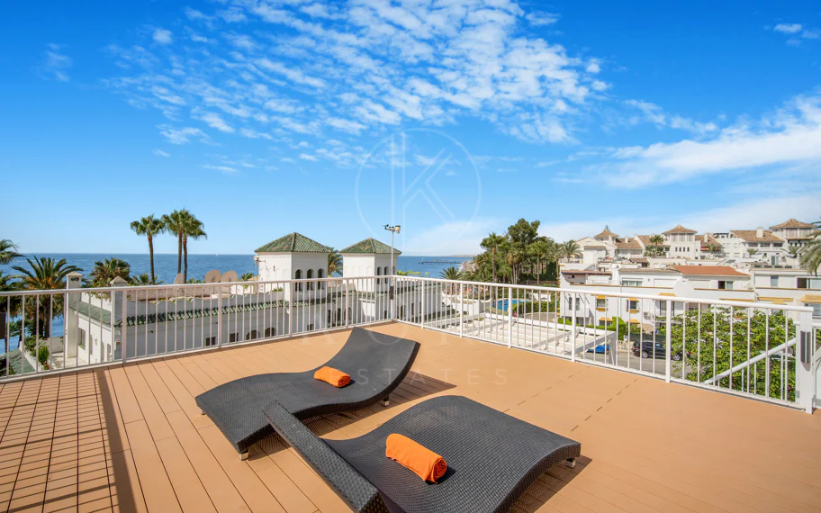 Hermosa playa de primera línea, casa de cuatro dormitorios en la prestigiosa comunidad de Marbellamar, en Marbella Milla de Oro