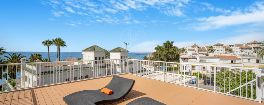 Hermosa playa de primera línea, casa de cuatro dormitorios en la prestigiosa comunidad de Marbellamar, en Marbella Milla de Oro