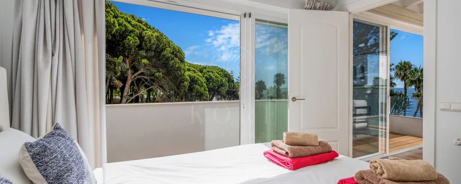 Hermosa playa de primera línea, casa de cuatro dormitorios en la prestigiosa comunidad de Marbellamar, en Marbella Milla de Oro