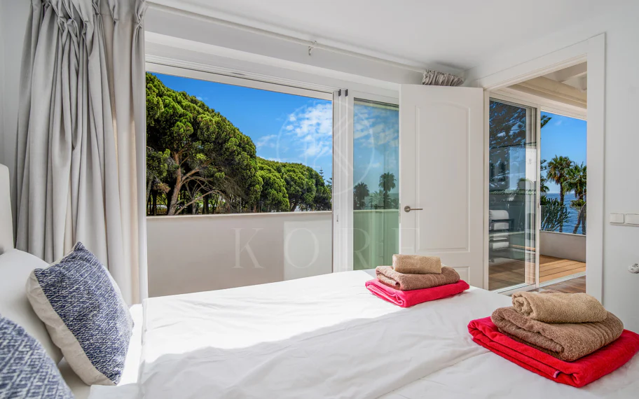 Hermosa playa de primera línea, casa de cuatro dormitorios en la prestigiosa comunidad de Marbellamar, en Marbella Milla de Oro