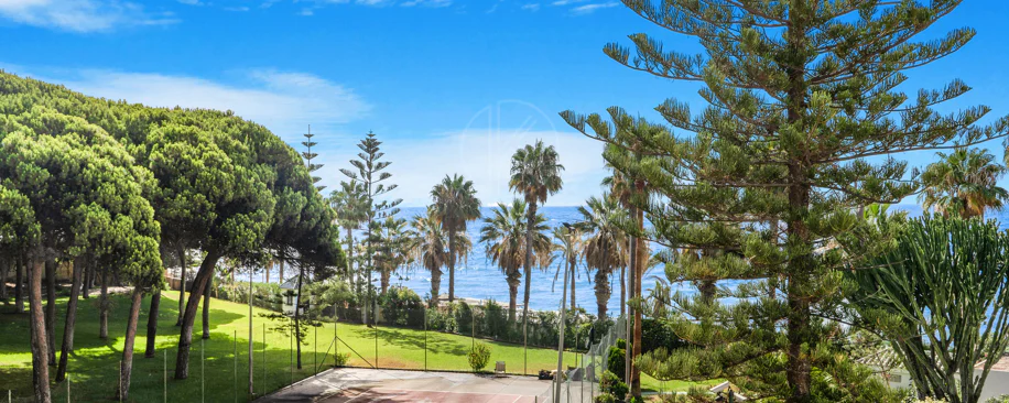 Hermosa playa de primera línea, casa de cuatro dormitorios en la prestigiosa comunidad de Marbellamar, en Marbella Milla de Oro
