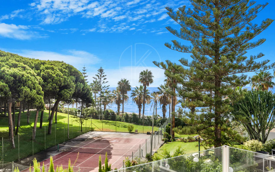 Hermosa playa de primera línea, casa de cuatro dormitorios en la prestigiosa comunidad de Marbellamar, en Marbella Milla de Oro