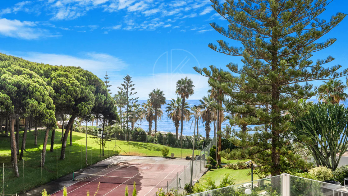 Hermosa playa de primera línea, casa de cuatro dormitorios en la prestigiosa comunidad de Marbellamar, en Marbella Milla de Oro