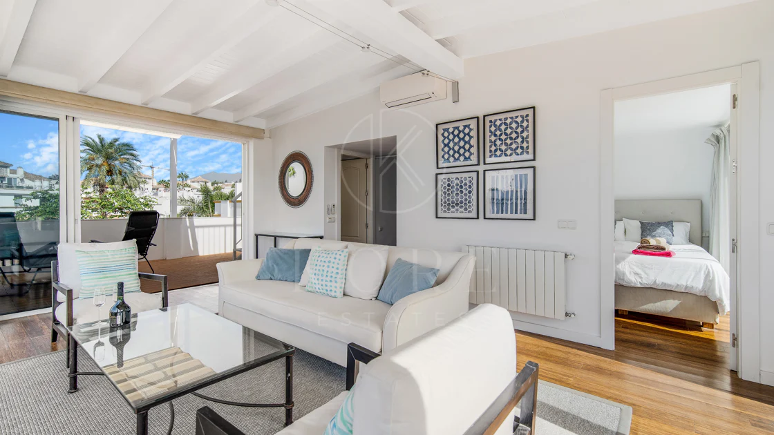 Hermosa playa de primera línea, casa de cuatro dormitorios en la prestigiosa comunidad de Marbellamar, en Marbella Milla de Oro