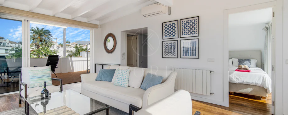 Hermosa playa de primera línea, casa de cuatro dormitorios en la prestigiosa comunidad de Marbellamar, en Marbella Milla de Oro