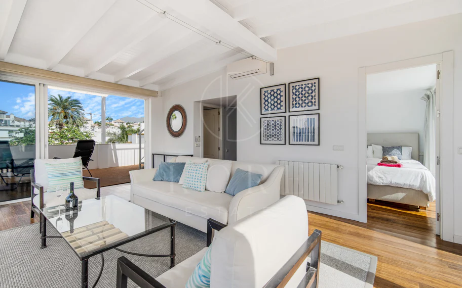 Hermosa playa de primera línea, casa de cuatro dormitorios en la prestigiosa comunidad de Marbellamar, en Marbella Milla de Oro