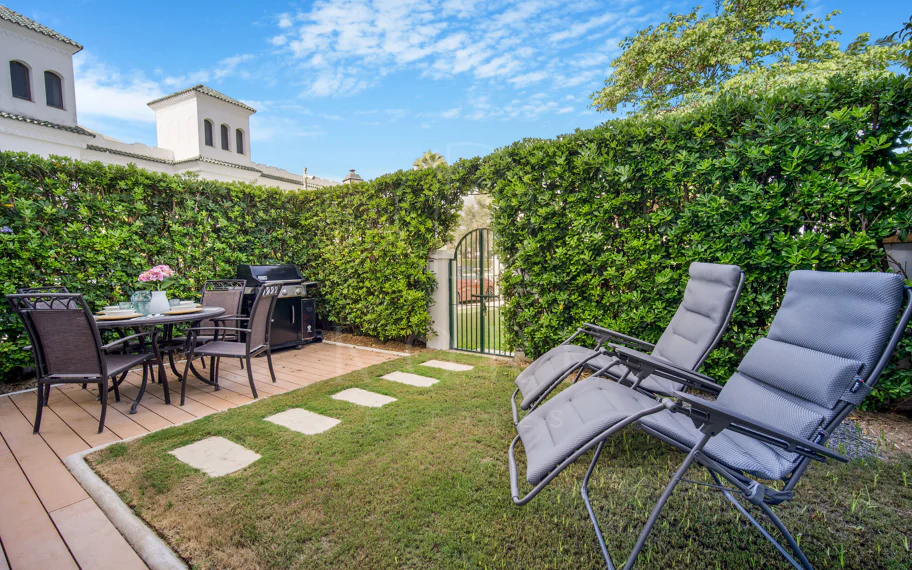 Hermosa playa de primera línea, casa de cuatro dormitorios en la prestigiosa comunidad de Marbellamar, en Marbella Milla de Oro