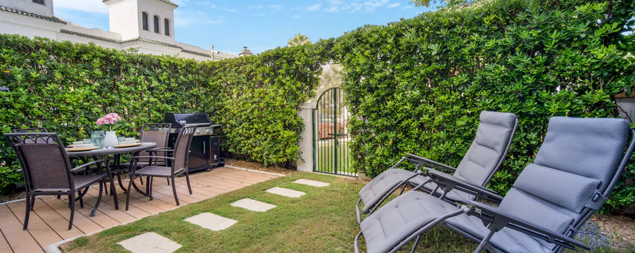 Hermosa playa de primera línea, casa de cuatro dormitorios en la prestigiosa comunidad de Marbellamar, en Marbella Milla de Oro