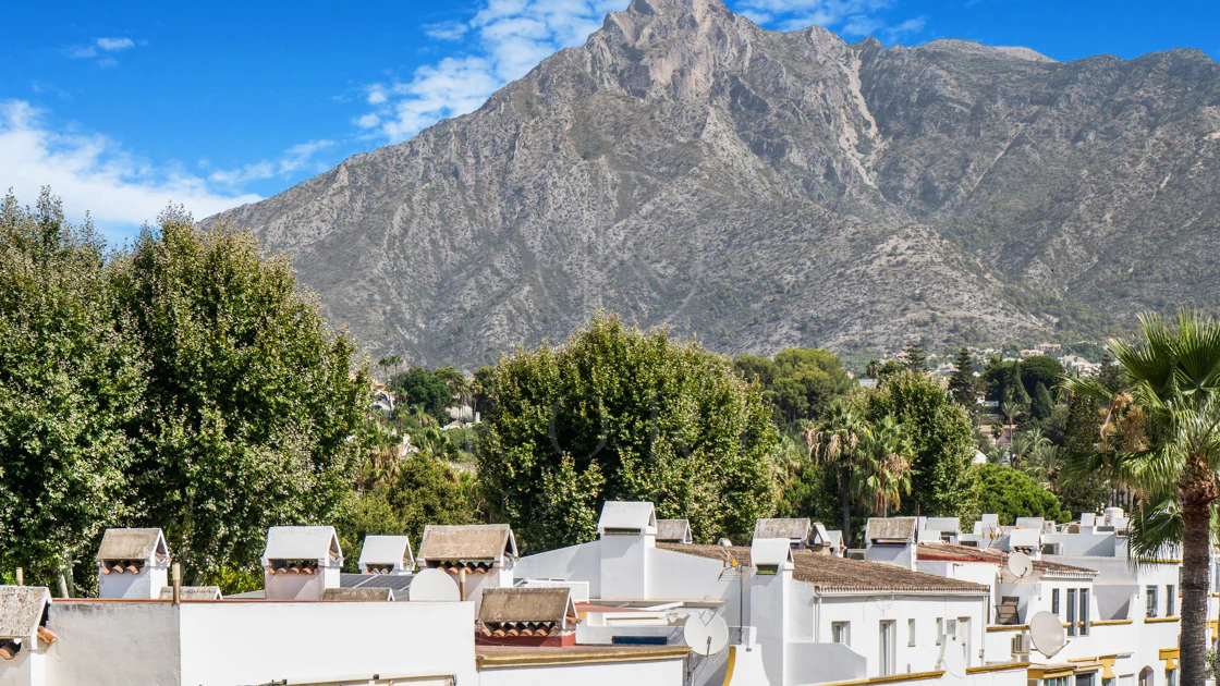 Hermosa playa de primera línea, casa de cuatro dormitorios en la prestigiosa comunidad de Marbellamar, en Marbella Milla de Oro