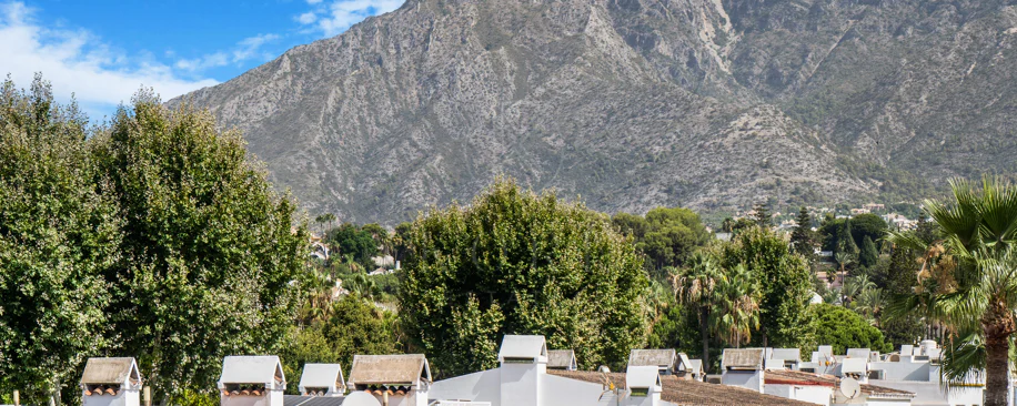 Hermosa playa de primera línea, casa de cuatro dormitorios en la prestigiosa comunidad de Marbellamar, en Marbella Milla de Oro