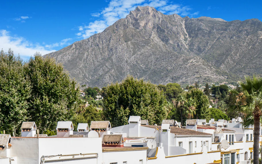 Hermosa playa de primera línea, casa de cuatro dormitorios en la prestigiosa comunidad de Marbellamar, en Marbella Milla de Oro